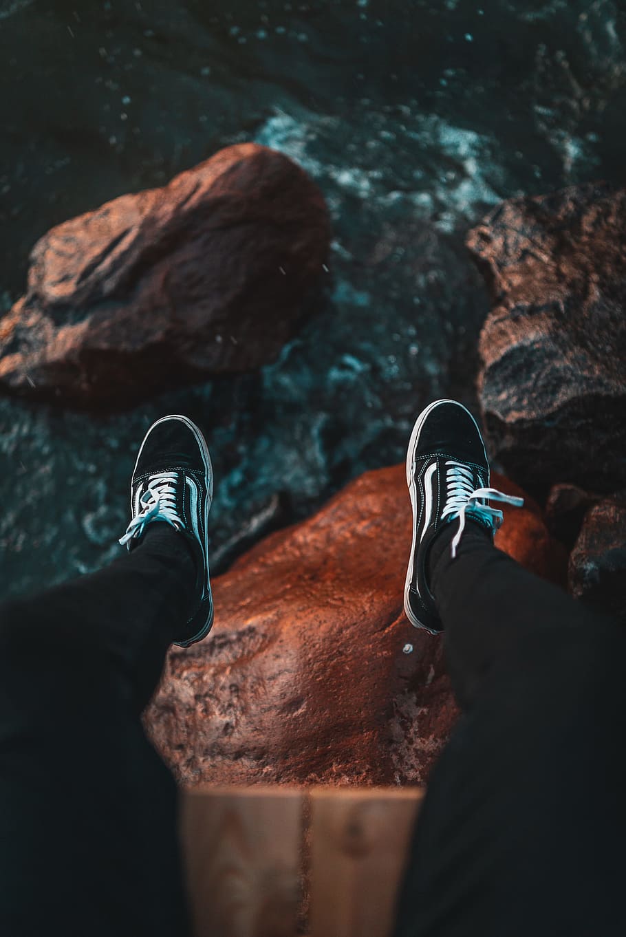 high-angle of person sitting on cliff, feet, water, rock, vans, HD wallpaper