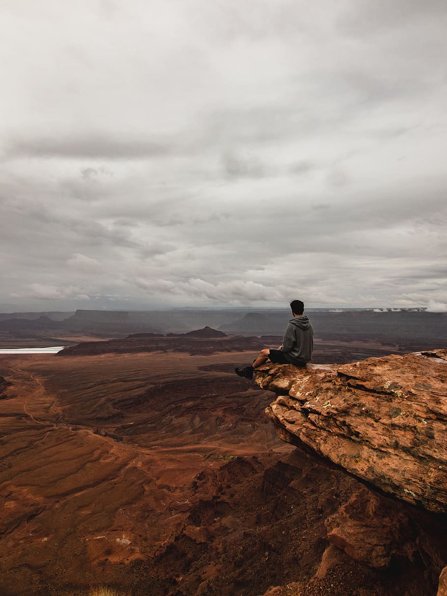 man sitting on cliff, united states, moab, leisure activities HD wallpaper