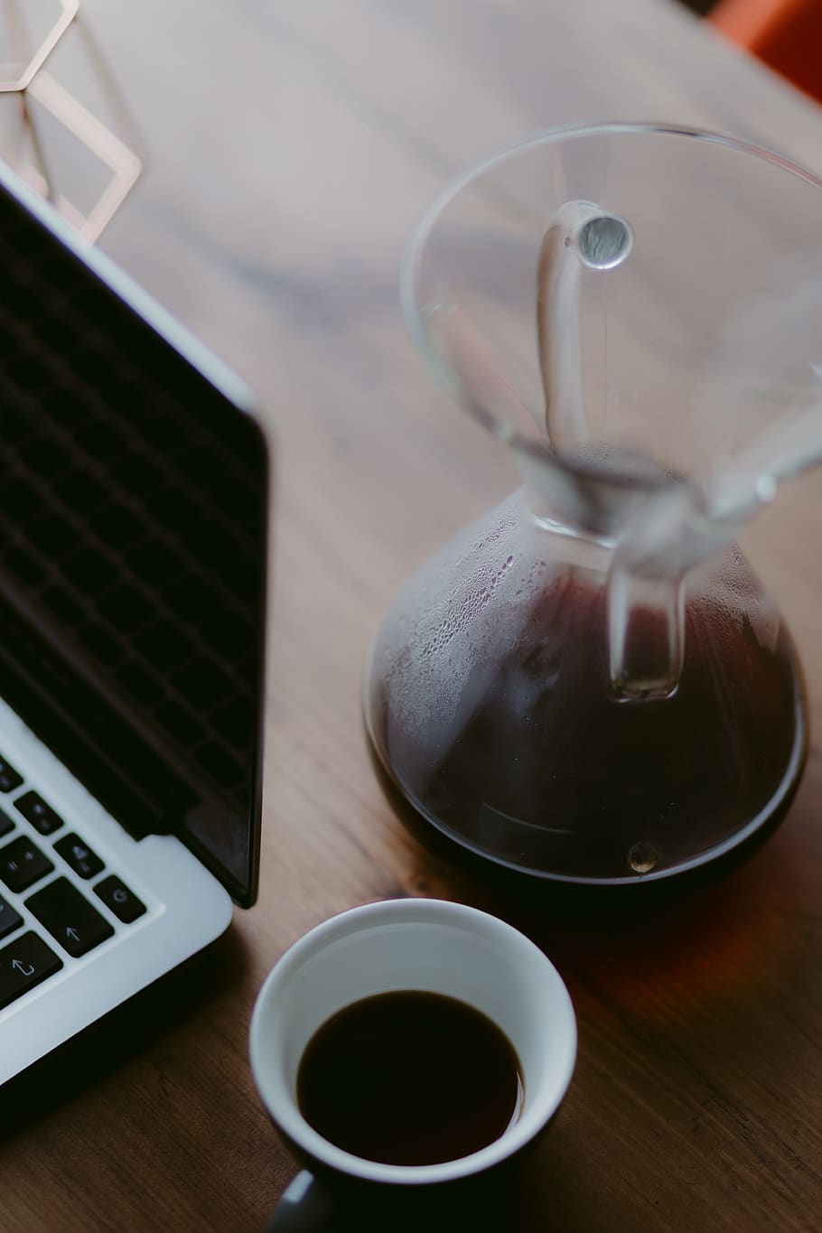 Mug Beside Macbook, black coffee, chemex, cup, cup of coffee, HD wallpaper