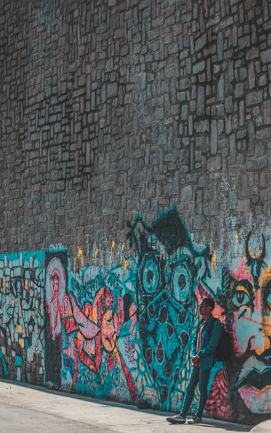 Man Standing and Leaning on Wall With Graffiti Painting, architecture HD wallpaper