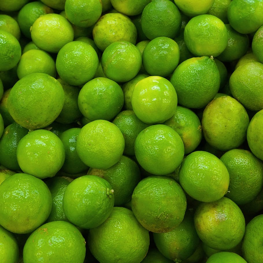 Зеленый кислый фрукт