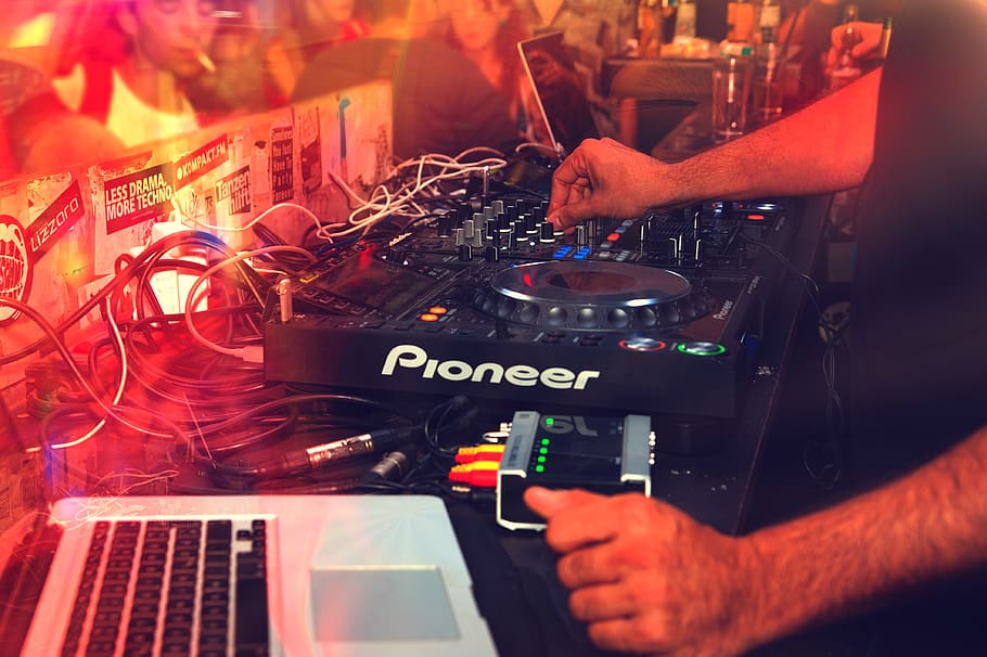 Man Playing Pioneer Dj Turntable, adult, audience, band, celebration, HD wallpaper