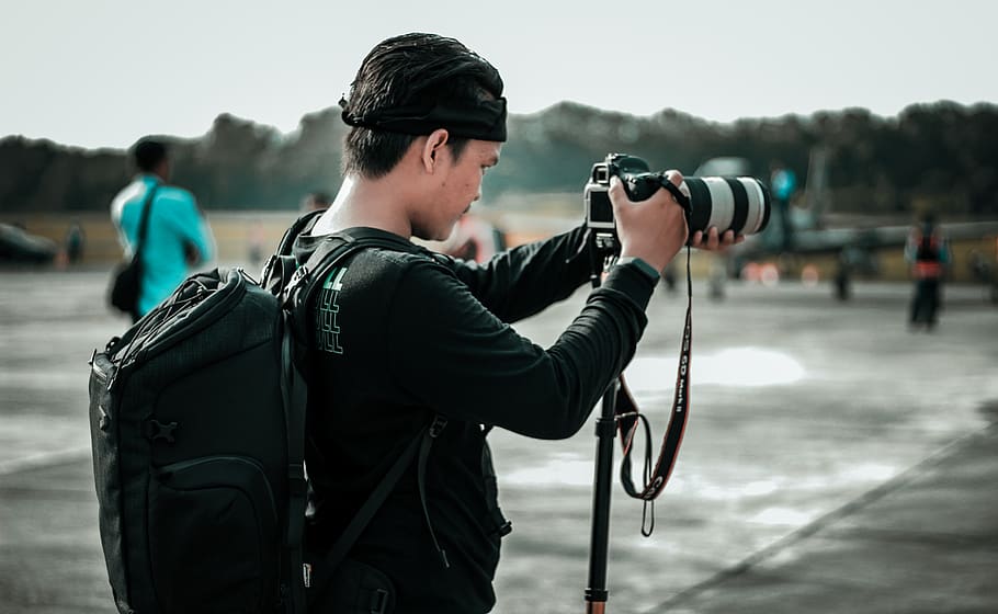 Focus Photography of Man Using Dslr Camera, adult, backpack, journalist HD wallpaper