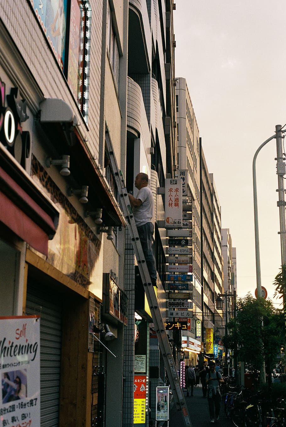 japan, tokyo, ladder, worker, labor, downtown, shinjuku, street HD wallpaper