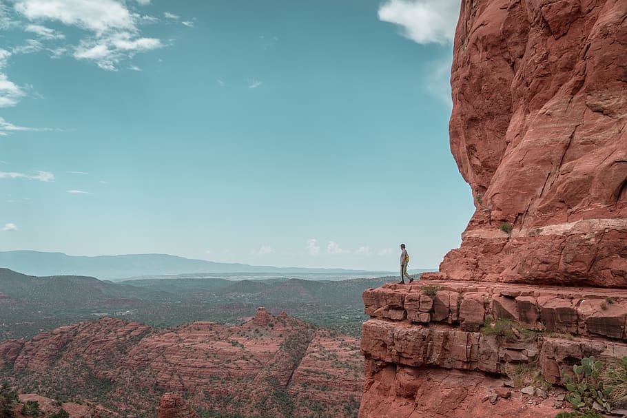 man standing on brown cliff, nature, mountain, outdoors, sedona HD wallpaper