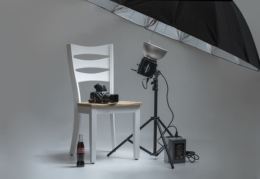 black video camera on white wooden chairs beside photo shooting umbrella, HD wallpaper