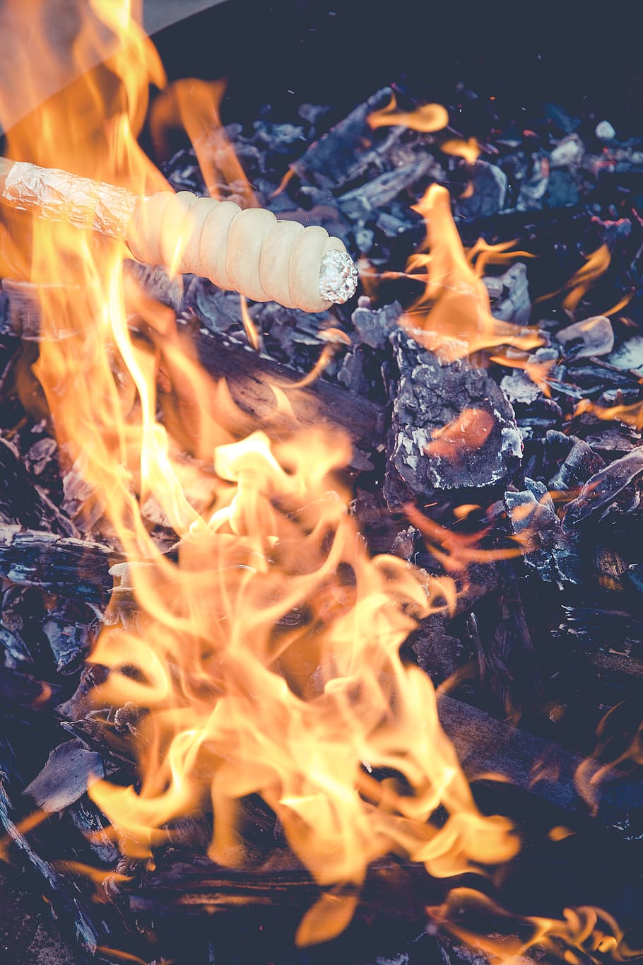 germany, gesees, backpacker, backpacking, bonfire, bread, bun HD wallpaper