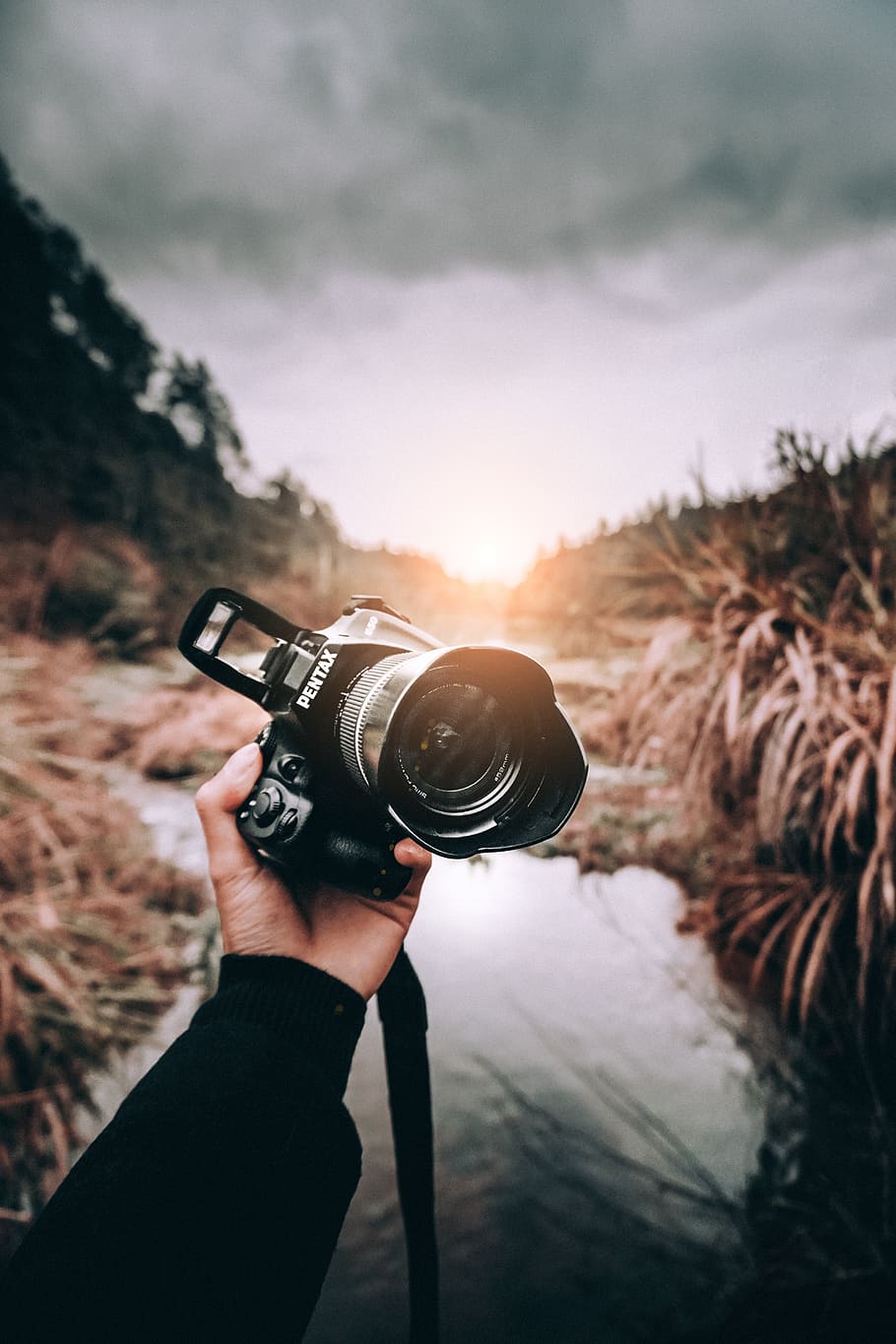 Person Holding Dslr Camera, blur, blurred background, camera lens