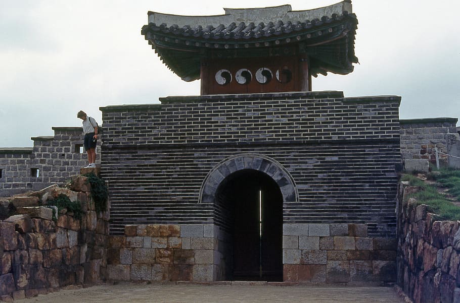 Сувон си. Крепость Хвасон Южная Корея. Хвасон. Корейская архитектура.