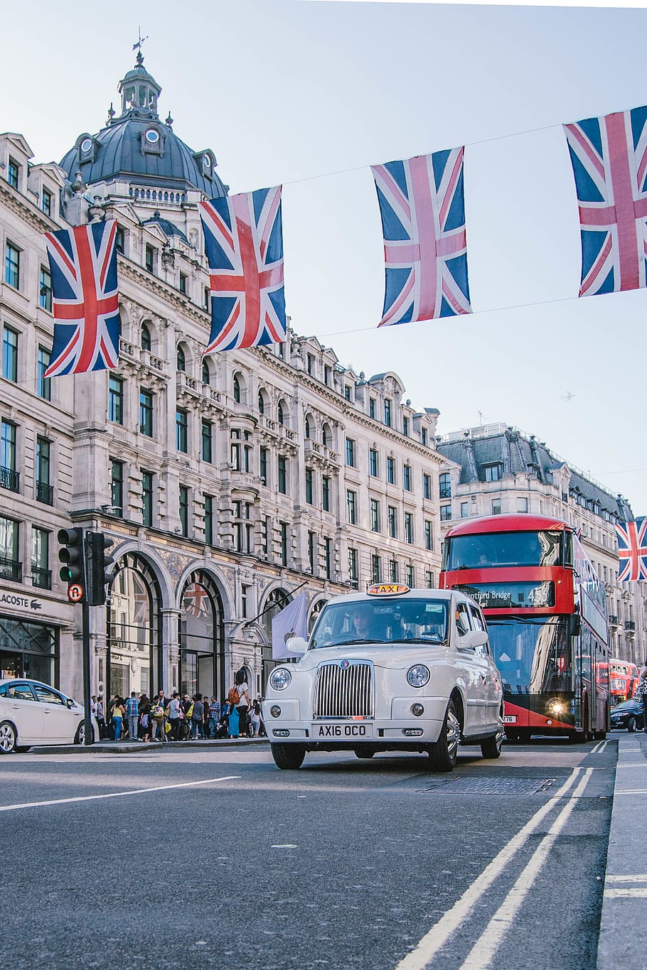 photo of car and bus near castle, london, oxford street, vehicle