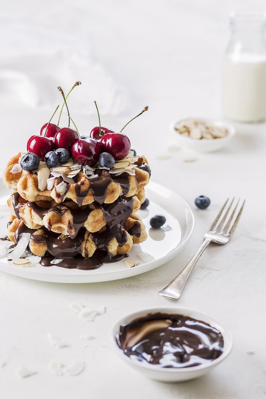 baked cake in plate, food, food and drink, kitchen utensil, eating utensil HD wallpaper