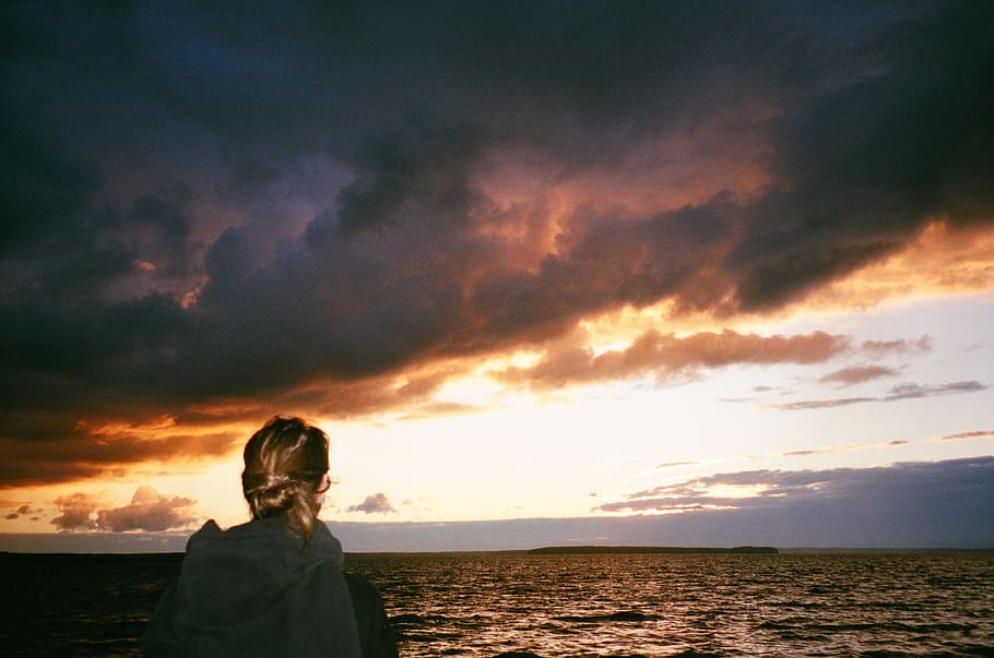 Woman Facing Body of Water, backlit, blond hair, clouds, evening HD wallpaper