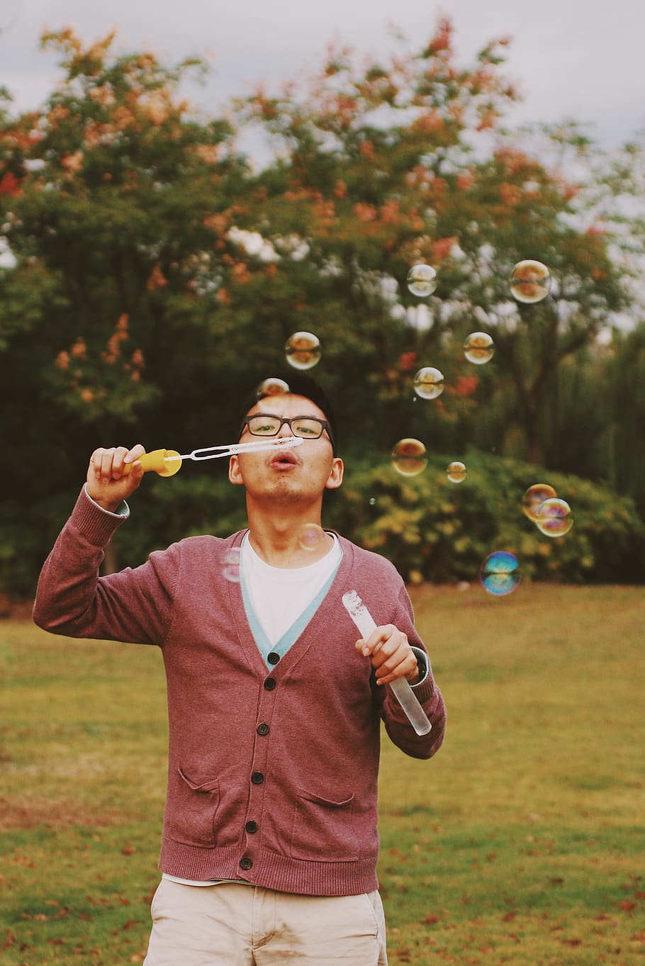 man playing bubbles, person, human, people, performer, juggling HD wallpaper