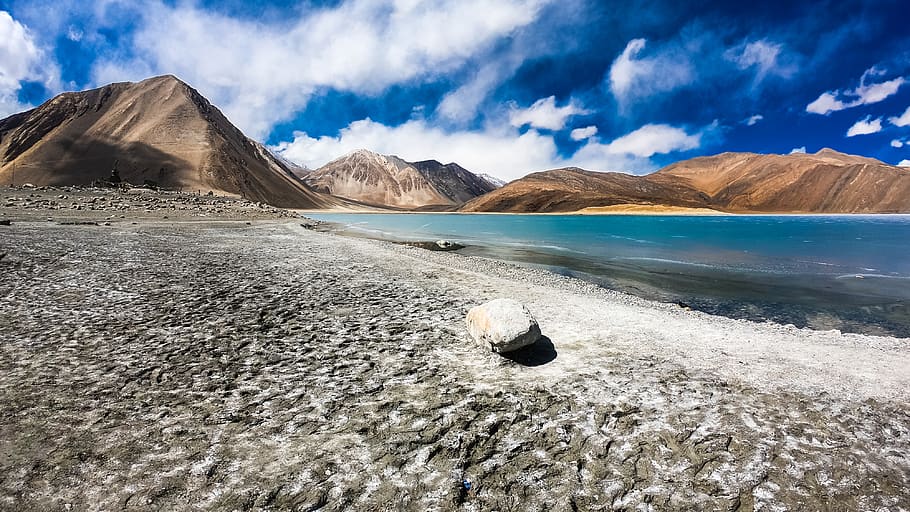 Grey Rock Near Blue Body of Water Under Blue and White Sky, blue sky HD wallpaper