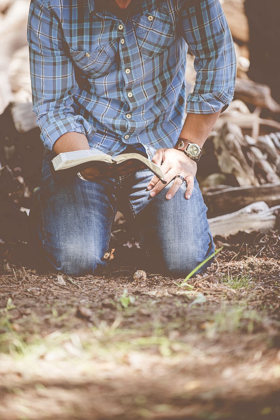 person reading book while kneeling, one person, casual clothing HD wallpaper