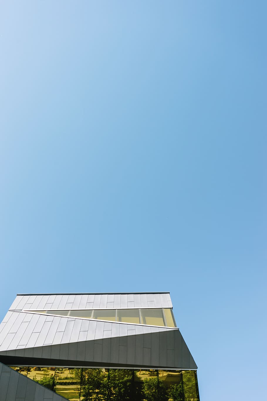 White Building Low-angle Photo, architecture, blue, blue sky HD wallpaper