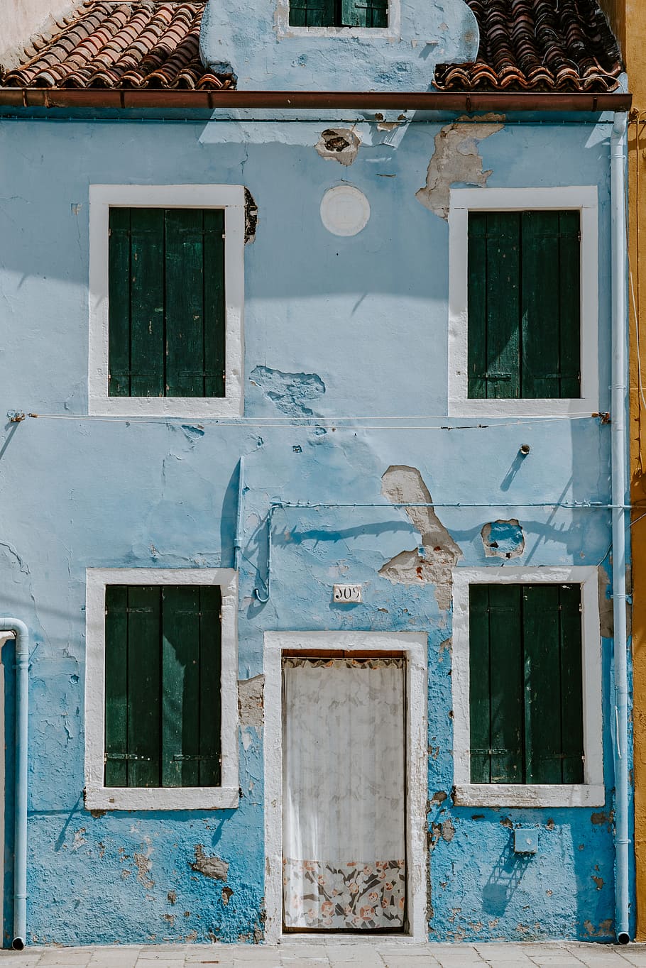2-storey blue concrete building, window, plaster, tile, roof HD wallpaper