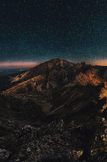 brown mountain under starry night, sky, landscape, horizon, light HD wallpaper