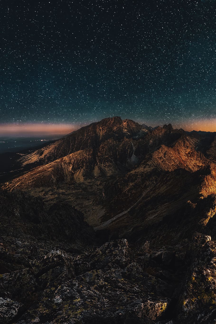 brown mountain under starry night, sky, landscape, horizon, light HD wallpaper