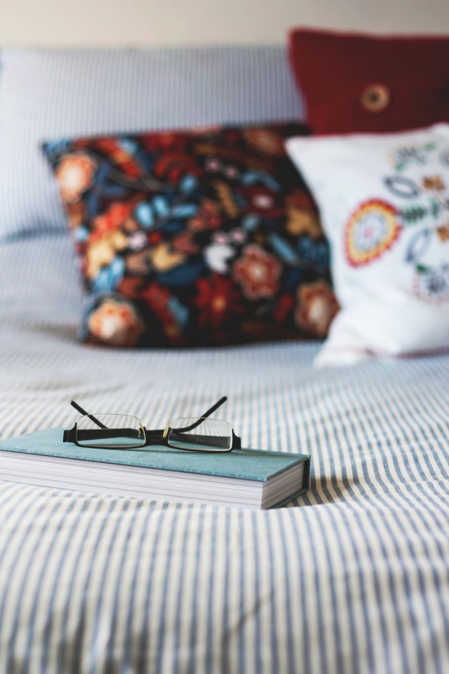 bedroom, sheet, pillow, comforter, relax, book, reading, eyeglasses HD wallpaper