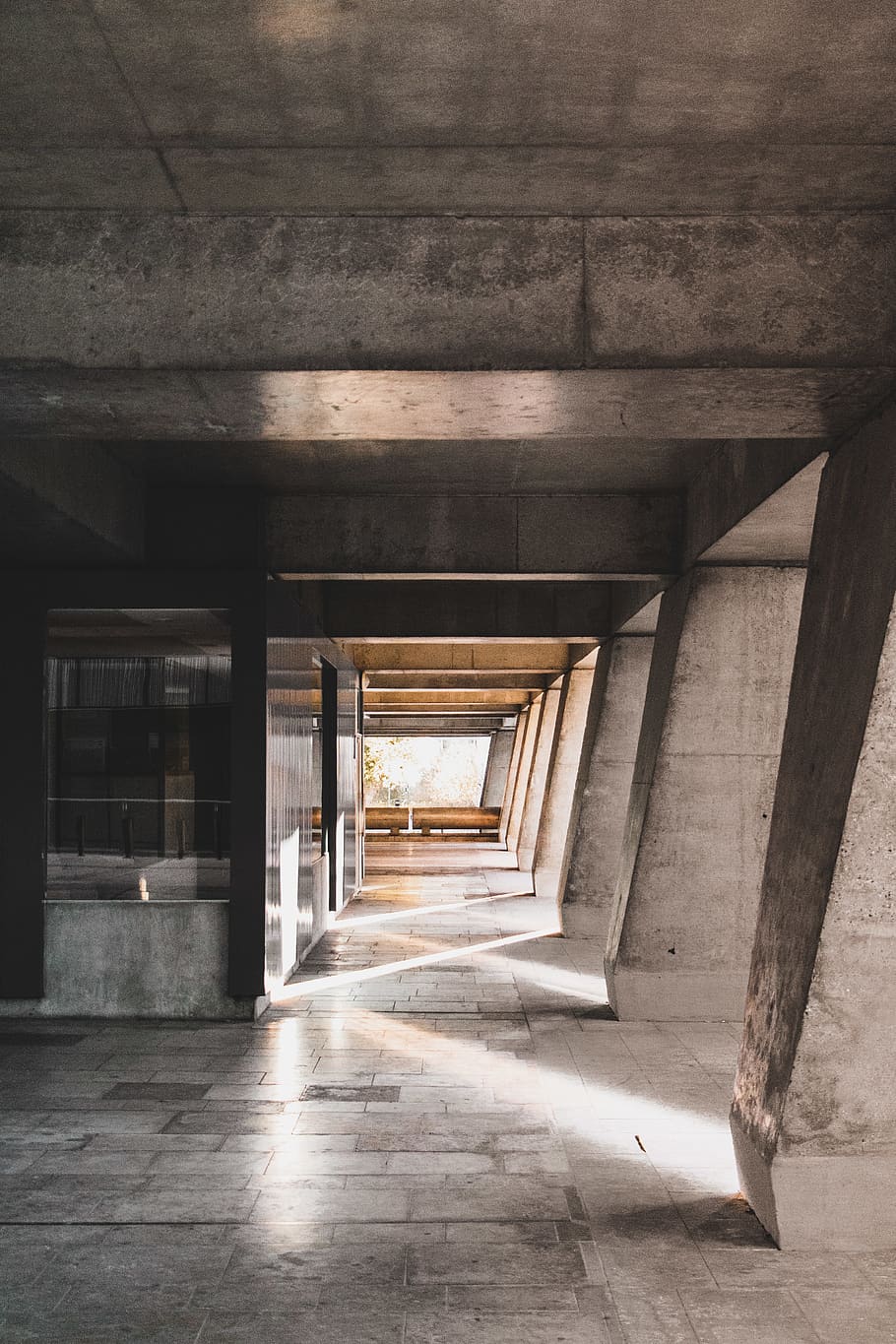 gray concrete pillar building, photography, symétrie, business HD wallpaper