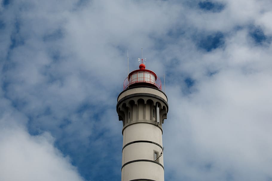 lighthouse, beach, mar, waves, water, sky, built structure HD wallpaper