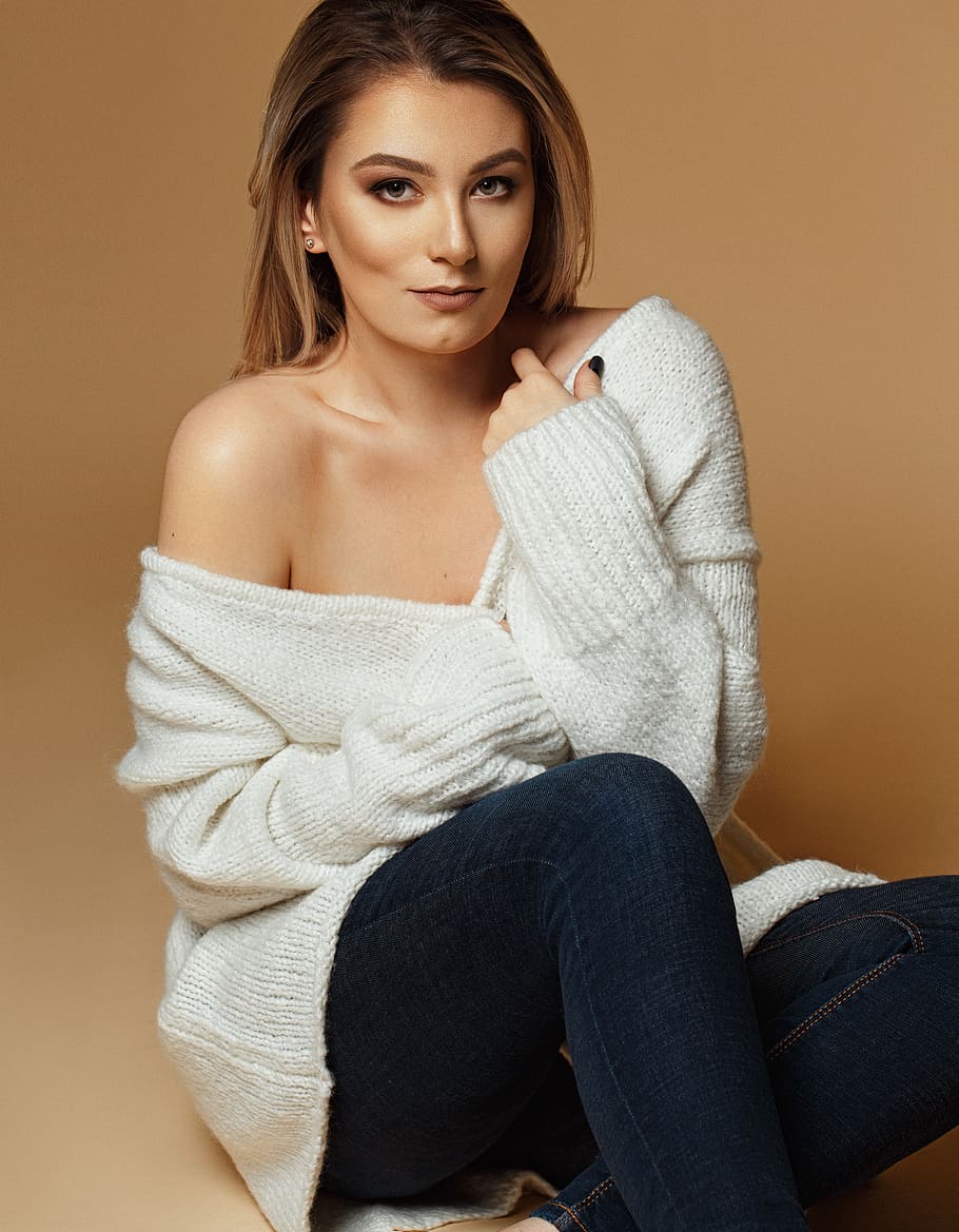 woman sitting down while posing, portrait, looking at camera HD wallpaper