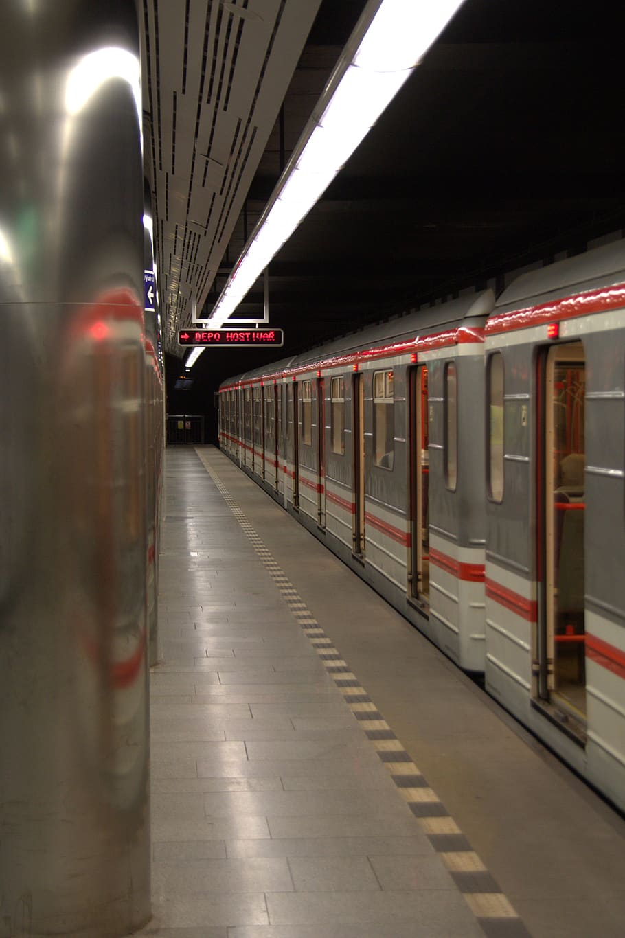 Включи станцию стоп. Метро Прага поезд. Чехия Прага метро. Метрополитен Праги. Пражское метро Чехия.