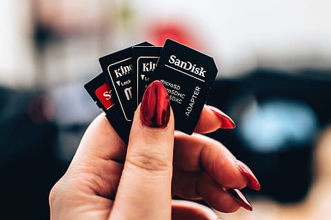 Selective Focus Photography of 3 Kingston Sandisk Adapter, blur HD wallpaper