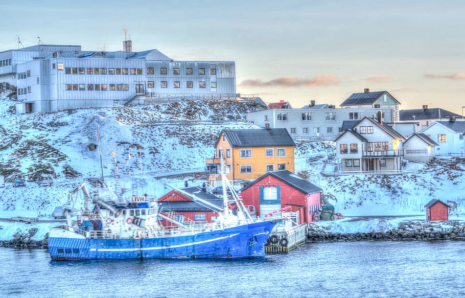 Blue Ship Park Beside Red Houses, architecture, bay, beach, boat HD wallpaper
