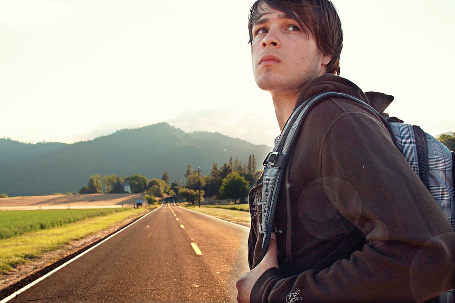 Man in the Middle of the Road, adult, backpack, backpacker, daylight HD wallpaper