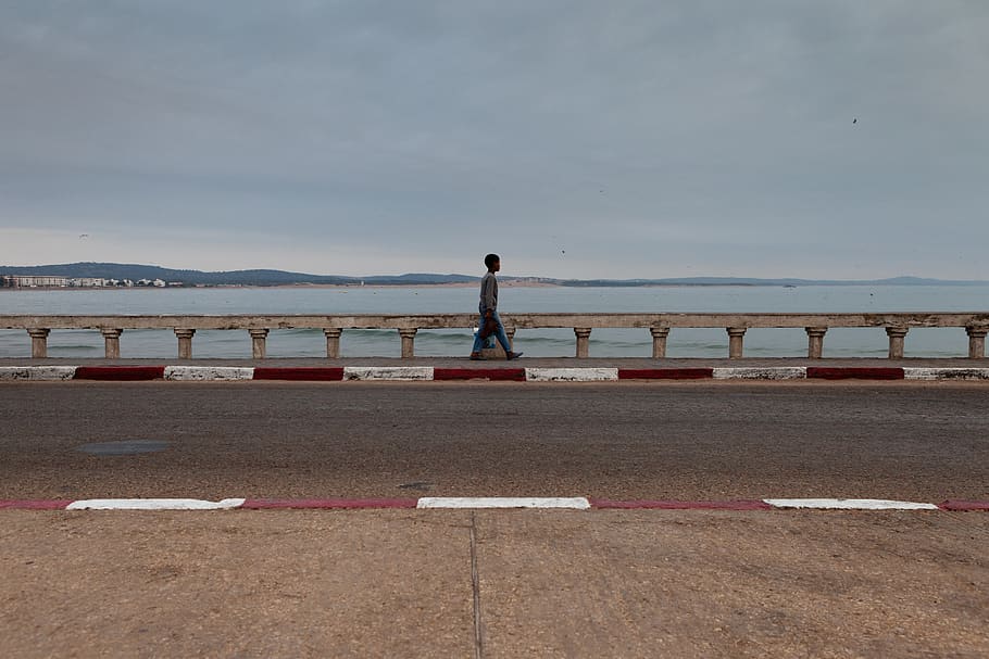 morocco, essaouira, geometry, kid, maroc, sea, walking, sky HD wallpaper