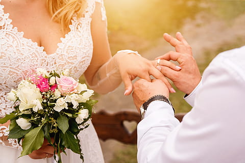 Close up Groom Put the Wedding Ring on bride. Romantic atmosphere HD wallpaper