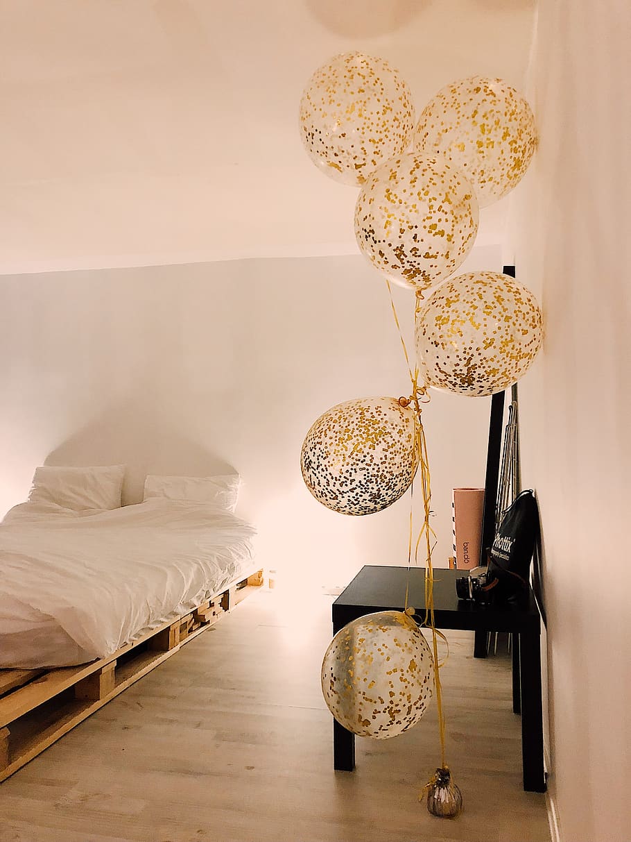 Balloons Near White Bedspread Set, bedroom, contemporary, design, HD wallpaper