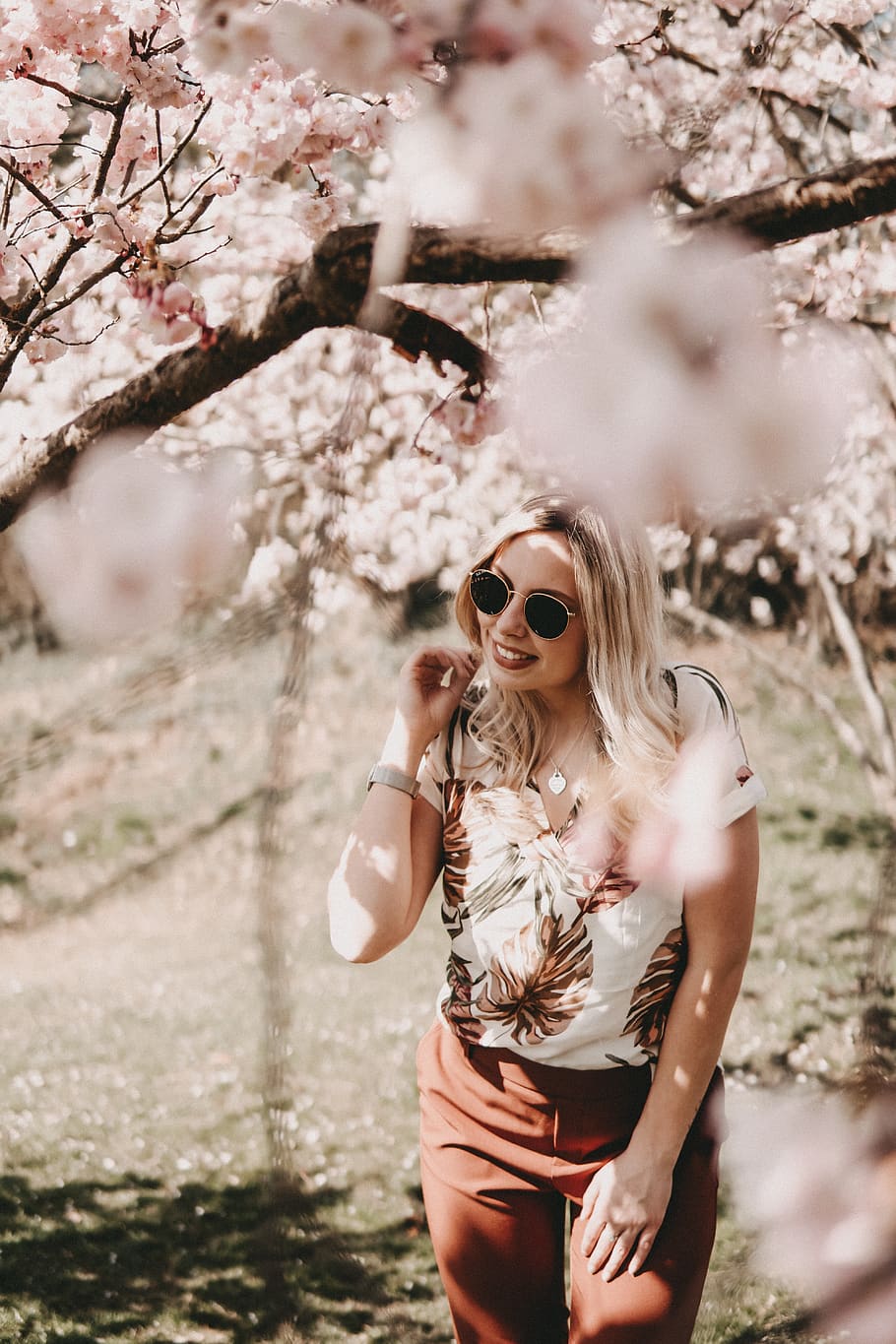 woman under tree, sunglasses, fashion, young women, young adult HD wallpaper