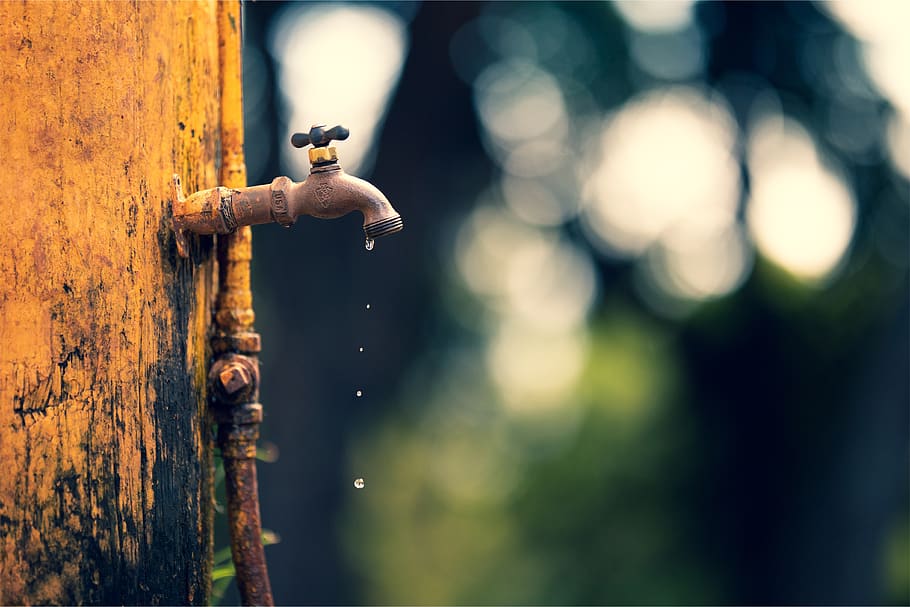 opened brown faucet, metal, close-up, focus on foreground, rusty HD wallpaper