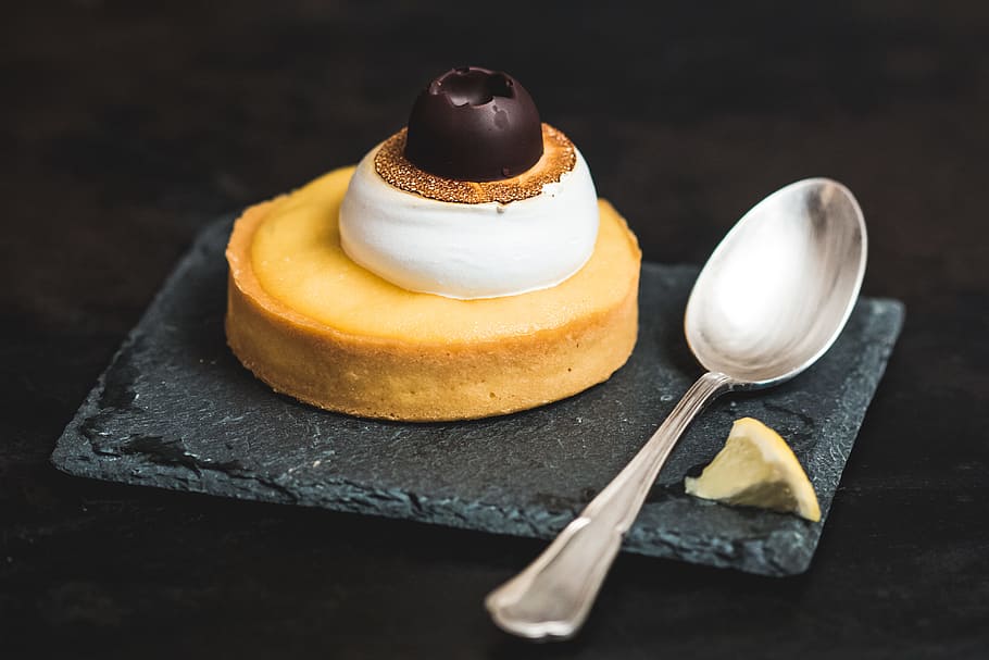 pastry with cream and spoon, wallpaper, christmas, presentation HD wallpaper