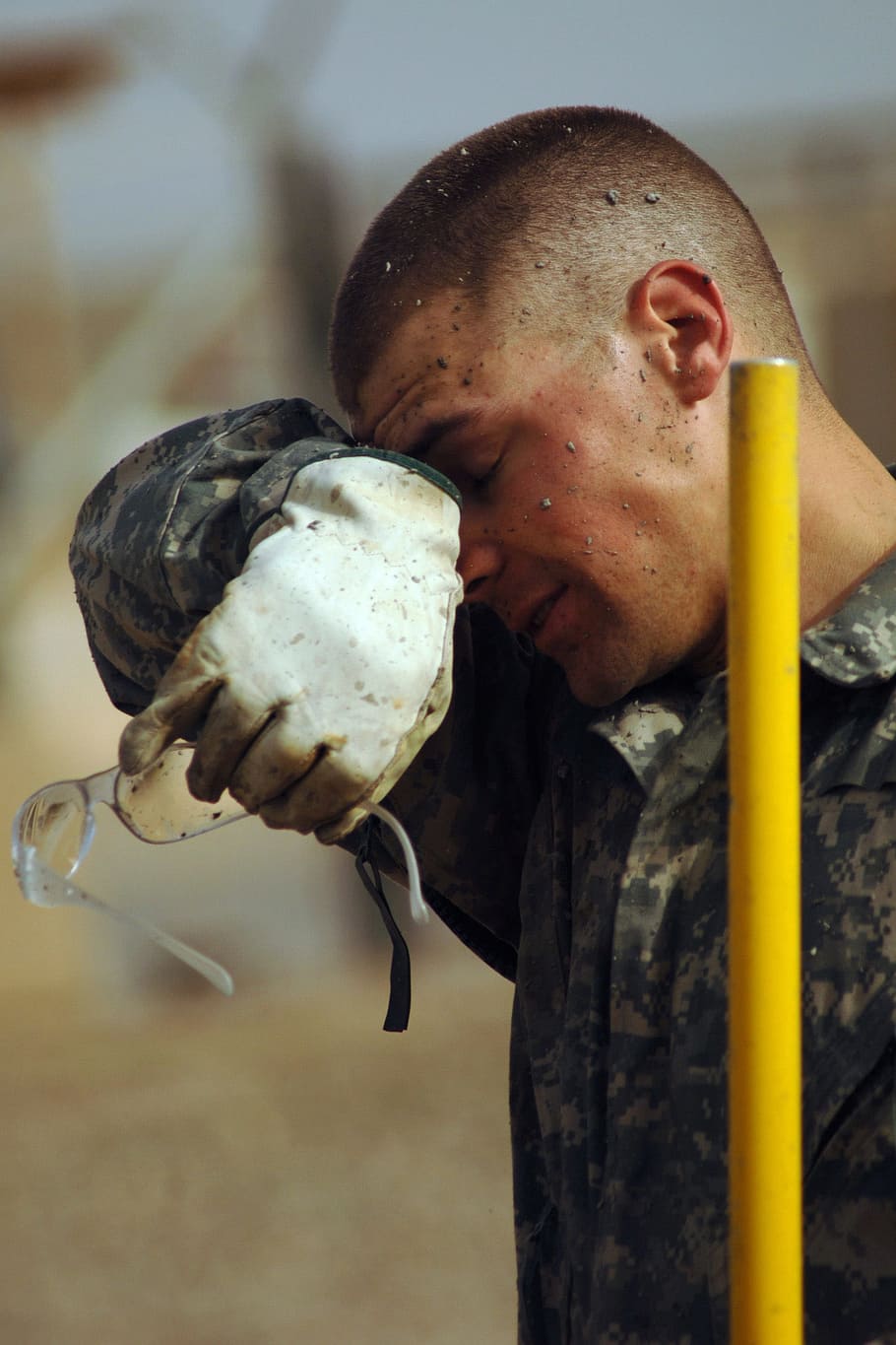 worker, job, military, army, tired, one person, holding, focus on foreground HD wallpaper