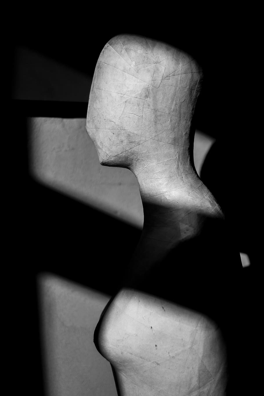 taylor, mannequin, light, shadow, high contrast, blacj and white HD wallpaper