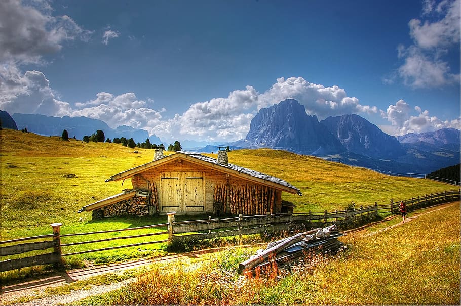 Brown House on Green Grass Field, barn, blue sky, clouds, cropland HD wallpaper