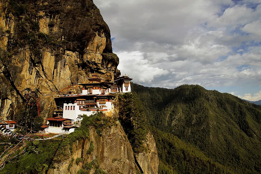 White Painted House on Top of the Mountain during Daytime, green HD wallpaper