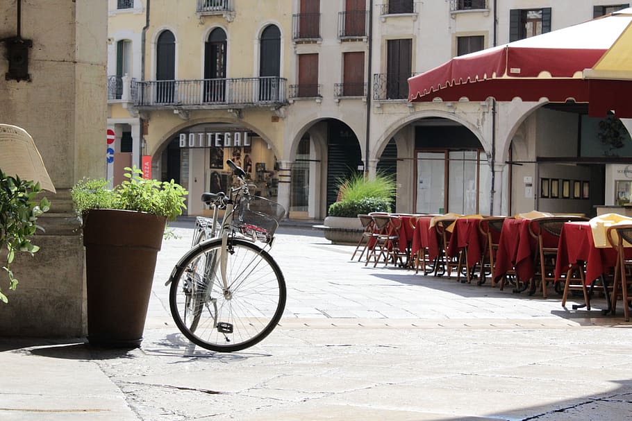 italy, treviso, bicicletta, città deserta, tavolini del bar, HD wallpaper