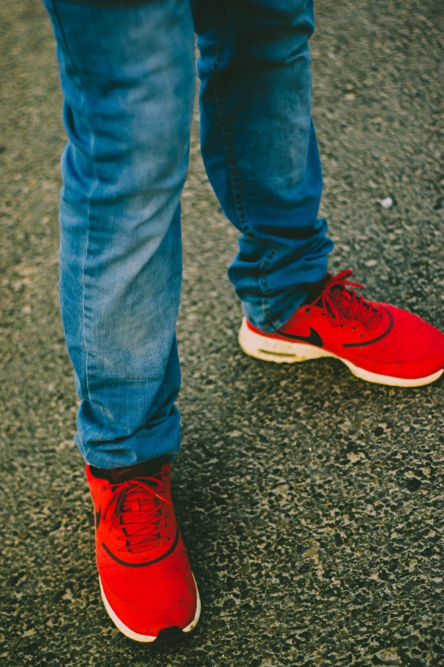 Para buscar refugio clase veneno HD wallpaper: Person Wearing Red Nike Running Shoes, blue jeans, casual,  colors | Wallpaper Flare
