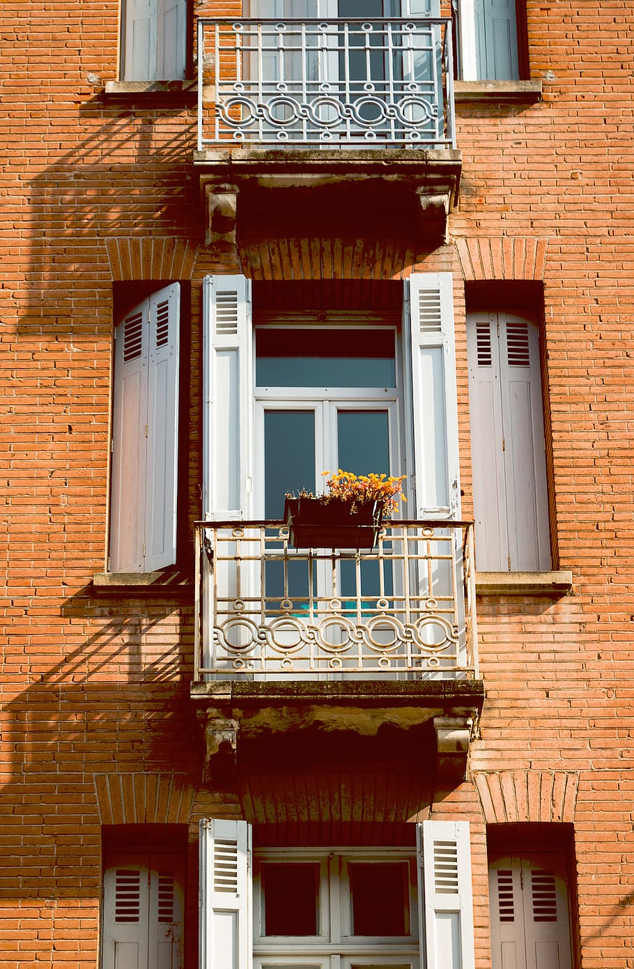 buildings, structure, apartment, house, bricks, windows, grills HD wallpaper