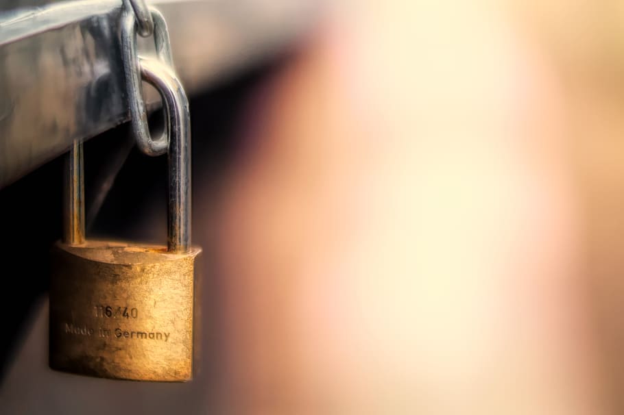 castle, steel, padlock, security, secure, closed, blur, bokeh HD wallpaper