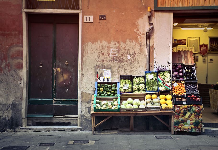 Traditional grocery store selling fruit and vegetable in the market, HD wallpaper
