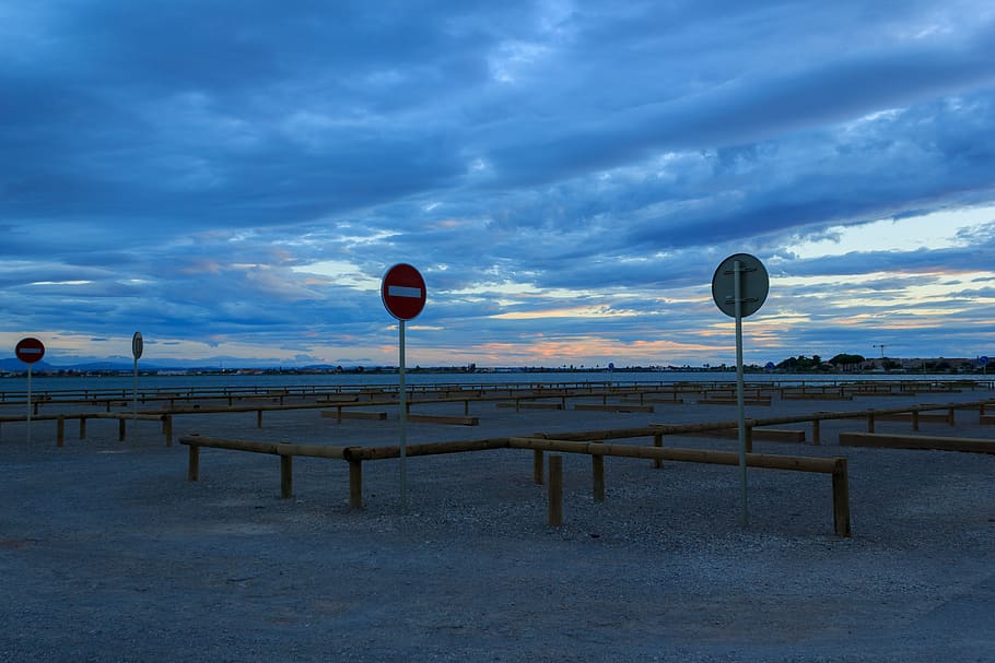 evening, sunset, clouds, sky, horizon, parking place, signpost HD wallpaper