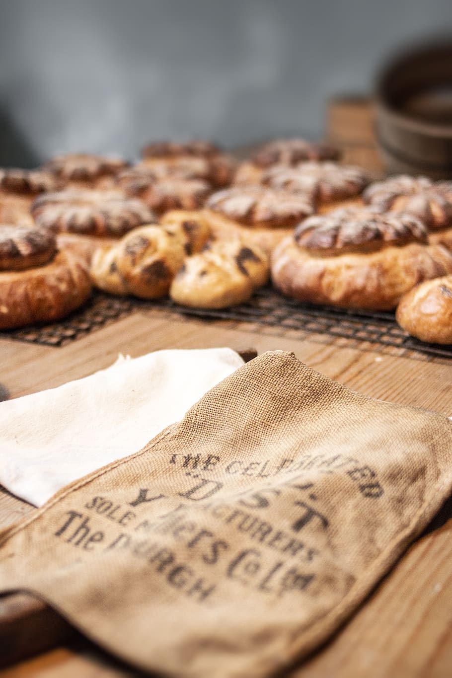 Bag on Wood Beside Cooked Breads, baked, bakery, baking, burlap HD wallpaper
