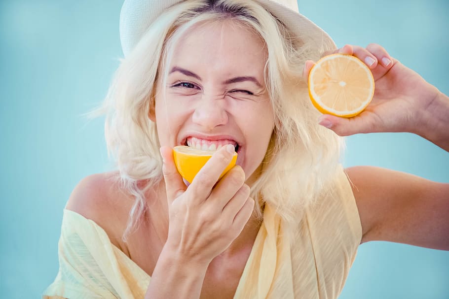 woman biting lemon, food and drink, fruit, healthy eating, blond hair HD wallpaper