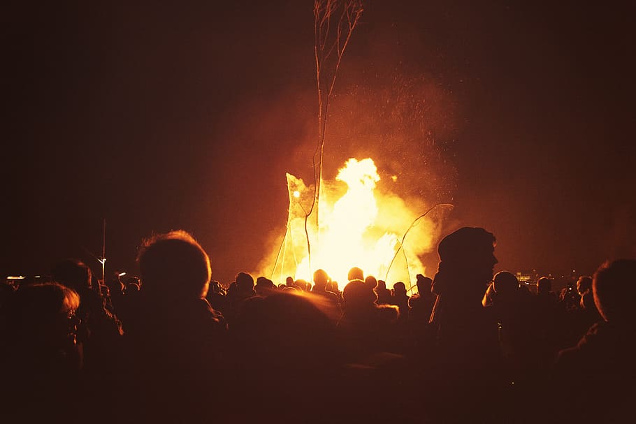 Crowd and bonfire, ash, backlit, blankenese, blaze, burn, campfire HD wallpaper